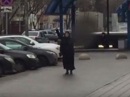 La mujer fue vista frente a una estación de metro de Moscú con la cabeza de la pequeña en la mano. YOUTUBE / Especial