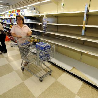 Fajos de billetes, inútiles en Venezuela