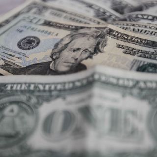 Dólar sigue a la baja, se cotiza hasta en 18.15 pesos en bancos capitalinos