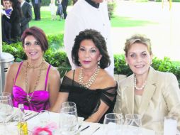 Con ánimo. Conchita Covarrubias con Roxana y Marisela Leaño.  /