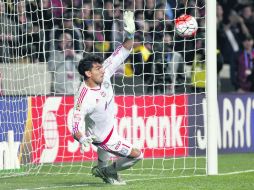 Evitó el tiempo extra. Nahuel Guzmán detuvo el disparo de penalti a Javier Morales, que pudo ser el 2-0. MEXSPORT /