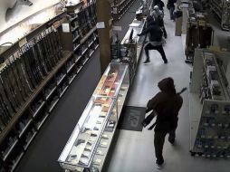 Captura de video que muestra el momento en el que una decena de encapuchados perpetraron el hurto. EFE / Houston Crime Stoppers