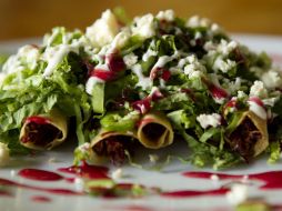 Flautas bañadas en salsa con lechuga, crema y queso fresco, también son un platillo típico. EL INFORMADOR / ARCHIVO