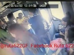 La cámara de seguridad capta el momento en el que usuarios impiden que el presunto ladrón se dé a la fuga. FACEBOOK / Ruta 622