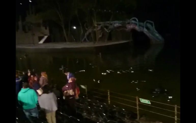 Los espectadores lanzaron sillas al agua para manifestar su enojo. TWITTER / @selalonzo