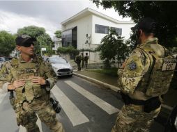 Policías federales de Brasil montan guardia fuera del instituto que dirige el ex presidente brasileño Lula da Silva. AP / N. Antoine
