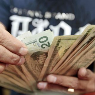 El dólar cierra en 18.10 pesos en bancos de la Ciudad de México