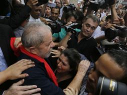 La operación contra el ex presidente agitó los ánimos de sus defensores, quienes llegaron a enfrentarse en las puerta de su casa. AP / N. Antoine