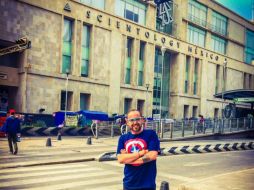 Clark publicó una fotografía frente a la sede de la doctrina y escribió 'Comenzando una nueva aventura'. TWITTER / @clarketo