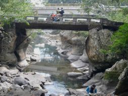 Aproximadamente 200 litros (50 galones) de agua por segundo están desapareciendo en la grieta. SUN / P. Morales