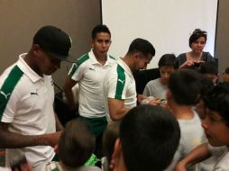 Algunos jugadores asistieron a un evento con niños de la fundación 'Guerreros de Corazón' en el hotel de concentración. TWITTER / @ClubSantos