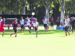 Pese a que los resultados no son los esperados, los titulares pelotearon divertidos. Con el balón, Jefferson Duque. EL INFORMADOR / P. Franco