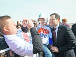 Selfie. Un simpatizante de Marco Rubio, con su hijo y el precandidato. AP /