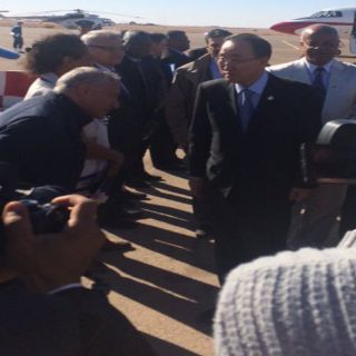 Ban Ki-moon visita campo de refugiados saharauis en Argelia