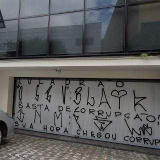 Instituto Lula amanece con mensajes contra el ex presidente