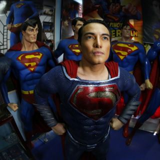 Filipino se somete a 26 cirugías para parecerse a Superman