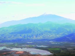 Majestuoso. El Picacho del Nevado de Colima se divisa altivo sobre algunas -todavía- lagunitas del estío. EL INFORMADOR / P. Fernández