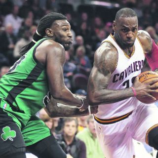 James conduce a Cavaliers al triunfo