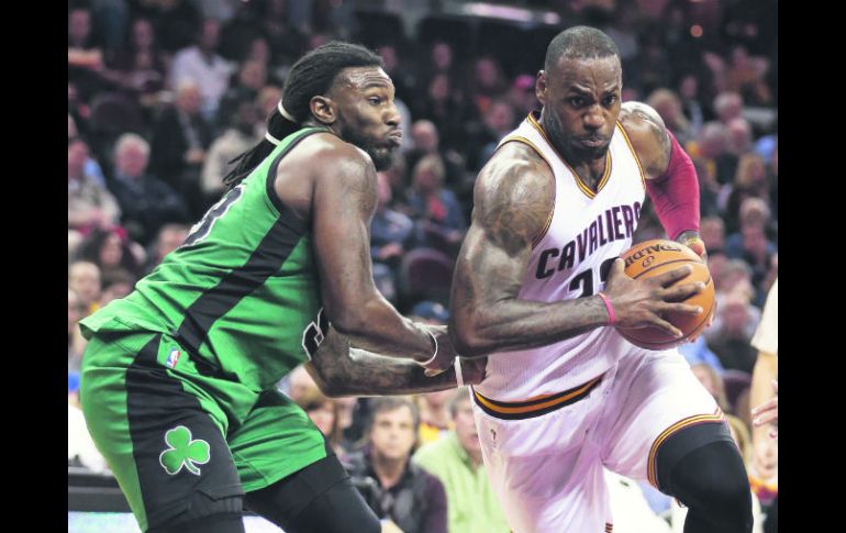 El alero LeBron James (der.) aportó 20 de sus 28 puntos en la segunda mitad del partido. AP /