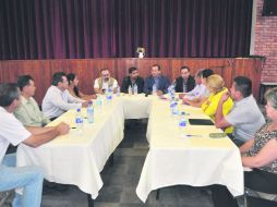 Miembros del Ayuntamiento entablan conversación con el fiscal general del Estado y el presidente municipal. ESPECIAL /