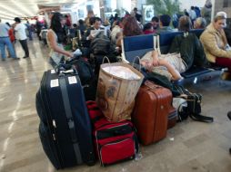 El 60 por ciento de los mexicanos dijo que evita los cargos extras por documentar equipaje. EL INFORMADOR / ARCHIVO