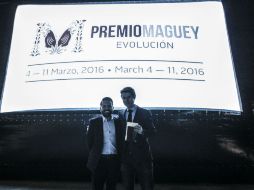 El reconocimiento se lo entregó Pavel Córtes, organizador de este galardón. EL INFORMADOR / F. Atilano