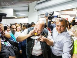 Enrique Alfaro celebró la apertura del Nuevo Mercado Corona con unos tacos de barbacoa de la taquería 'La Gloria'. EL INFORMADOR / P. Franco