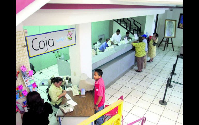 Juan Antonio perdió miles de pesos en la caja popular Cristo Rey; ahora sólo confía en los bancos. EL INFORMADOR / ARCHIVO