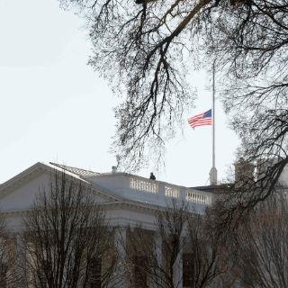 Bandera de EU, a media asta por muerte de Nancy Reagan