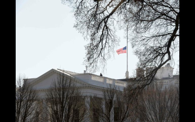 La bandera de EU ondea sobre la Casa Blanca a media asta en memoria de la ex primera dama, Nancy Reagan. AFP / N. Kamm