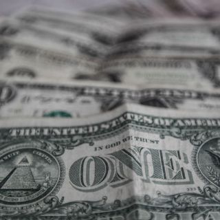 Dólar cierra en 18.05 pesos a la venta en bancos capitalinos