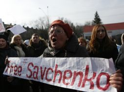 Personas se manifiestan para exigir la liberación de Sávchenko. AP / S. Chuzavkov