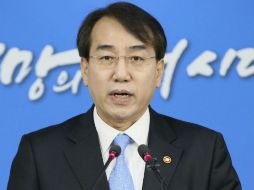El jefe de la Oficia de Política de Coordicación Gubernamental, Lee Suk-Joon, ofrece una rueda de prensa para anunciar las sanciones. EFE / YONHAP