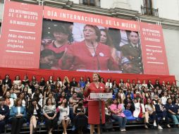 Bachelet rinde homenaje a las víctimas de feminicidio en su país, en especial a las siete víctimas que van en el año. EFE / X. Navarro