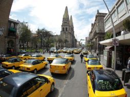 Hileras de taxis abarcan la totalidad de los carriles de avenidas principales como 16 de Septiembre e Hidalgo. EL INFORMADOR / F. Atilano