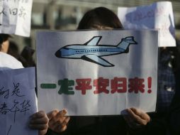 En Beijing, familiares de las víctimas se congregaron para rezar, y exhortaron a que no se interrumpan las búsquedas. EFE / H. H. Young