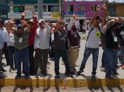 Los normalistas rompieron cristales de la puerta principal de la presidencia municipal. Poco después, llegó la policía municipal. SUN / ARCHIVO