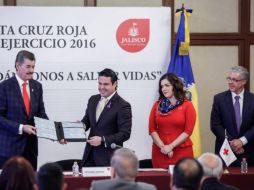 Imagen de la entrega de los 14 millones 116 mil pesos para la Cruz Roja Mexicana. ESPECIAL / Flickr / Aristóteles Sandoval