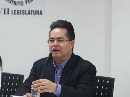 Leonel Luna, presidente de la Comisión de Gobierno, recibió la iniciativa para reformar diversos artículos al Código Civil. SUN / ARCHIVO