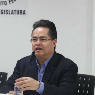 Gobierno capitalino entrega iniciativa contra bodas de menores