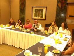 El titular de la Sedis, Miguel Castro durante la entrega de cheques a las jefas de familia. TWITTER / @SEDISOCIAL