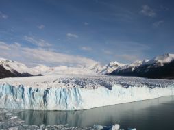 Las presión de las aguas del lago argentino agrietan el glaciar hasta formar un arco que termina por derrumbarse. EFE /