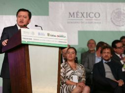 El secretario sostiene que se debe distinguir entre los daños que causan los enervantes y los que causan las políticas equivocadas . SUN / J. C. Reyes