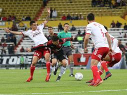 Ponchito González, quien conduce el balón, fue el autor del primer gol de los Rojinegros, anoche frente a los Xolos. EL INFORMADOR / M. Vargas