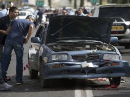 Policías israelíes permanecen junto al lugar donde se ha producido un ataque cerca de la Puerta de Damasco. EFE / A. Sultan