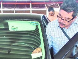 Al tramitar el descuento a los ciudadanos se les entrega una tarjeta y se coloca una calcomanía en el parabrisas del vehículo. ESPECIAL /