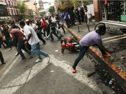 Los taxistas y comerciantes se dieron de puñetazos, pero también se arrojaron ladrillos, palos y hasta tubos de aire acondicionado. EL INFORMADOR / A. García