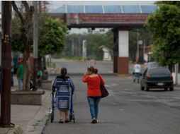 Antes del cierre de la frontera en 2015, cien mil personas cruzaban diariamente; hoy solamente pueden hacerlo tres mil. AP / F. Llano