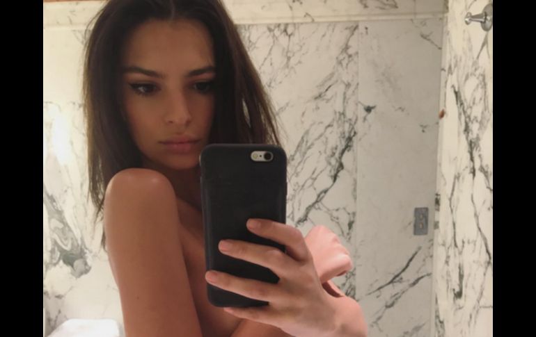 El perfil de la modelo está adornado por una selfie en la que aparece desnuda. INSTAGRAM / @emrata