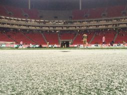 El aguanieve pintó de blanco por unos minutos la cancha del Estadio Omnilife. TWITTER / @Chivas